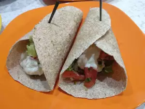 Domaći burito sa salsom i mlečnim sosom