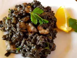 Crna paelja (Paella negra de marisco)