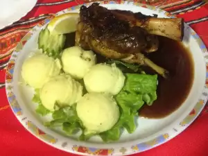 Pečene kolenice sa začinjenim krompir pireom
