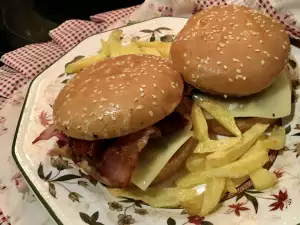 Domaći teleći burgeri sa slaninom i gaudom