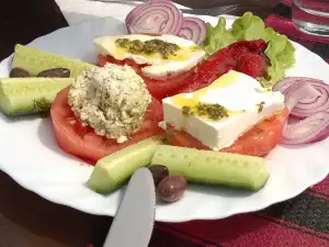 Paradajz salata sa tri vrste sira