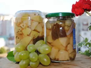 Marinirane dunje sa belim grožđem u turšiji