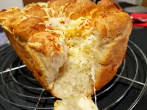 Hleb od kačkavalja (Golden cheese bread)