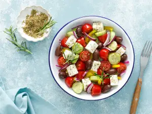 Mediteranska salata sa maslinama i sirom