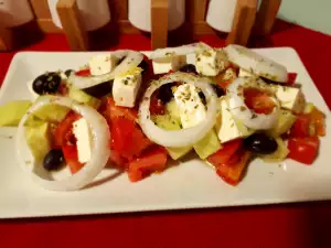 Grčka salata sa feta sirom i maslinama