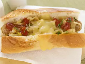 Hot dog sa čilijem i sirom