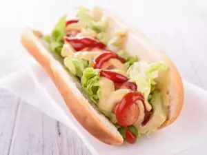 Hot dog sa mlečnom kupus salatom