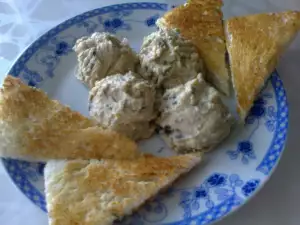 Humus sa leblebijama i crnim maslinama