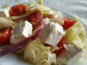 Salata sa čeri paradajzom i ajsbergom