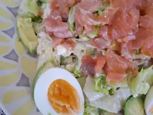 Ajsberg salata sa lososom i mlečnim sosom