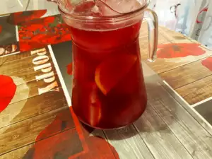 Španska hladna sangrija sa vinom i voćem