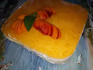 Svež želiran kolač sa kajsijama
