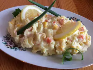 Salata od mladog krompira, marinirane šargarepe i kukuruza