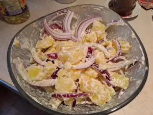 Salata sa krompirom, tikvicama i crvenim lukom