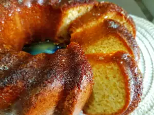 Kuglof sa glazurom od maslaca (Kentucky butter cake)