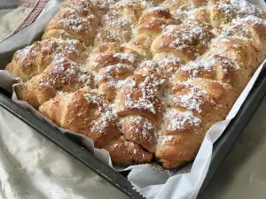 Kiflice sa makom, marmeladom i šećerom u prahu