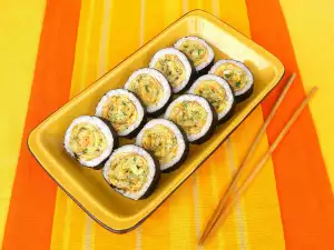 Korejski kimbap sa rolatom od jaja i sa povrćem