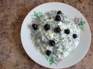 Salata sa koprivom, ceđenim kiselim mlekom i prazilukom