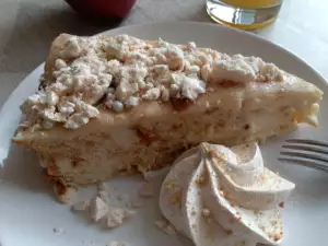 Raskošna torta sa Uskršnjim kolačem i domaćim kremom