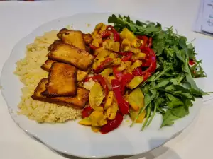 Kuskus sa prilogom od paprika i tikvica, tofu sirom i rukolom