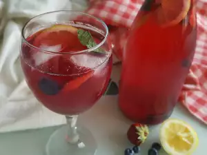 Limunada sa jagodama, mentom i medom
