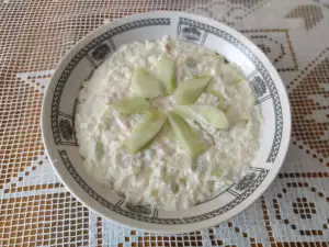 Letnja salata od pirinča, krastavaca, sira i salame