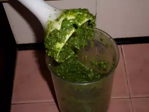 Pesto sa peršunom, orasima i belim lukom