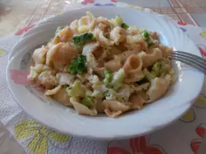 Salata sa brokolijem, makaronama i parmezanom