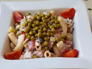 Salata sa testeninom, paradajzom, maslinama i graškom