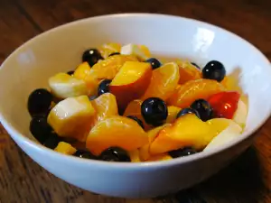 Voćna salata sa mangom i borovnicama