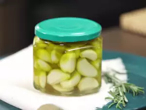 Marinirani beli luk sa aromatičnim začinima