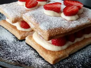 Mille-feuille (hiljadu listova) sa kremom od vanile i jagodama