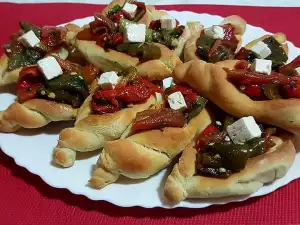 Mini pide sa nadevom od paprika