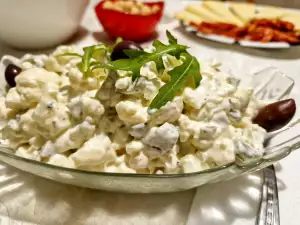 Mlečna salata sa karfiolom i kiselim krastavčićima