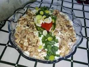 Praznična mlečna salata sa orasima i krastavčićima