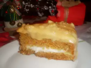 Torta od šargarepe sa kremom i karamel sosom sa orasima