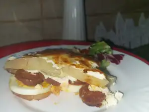 Musaka sa jajima i kobasicom