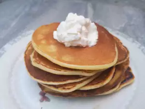 Slane američke palačinke sa kotidž sirom za nedeljno jutro