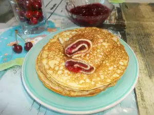 Male palačinke sa slatkom od trešanja