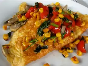 Omlet sa pečurkama, čeri paradajzom i kukuruzom