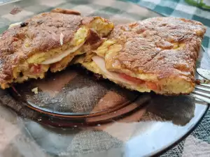 Omlet sa fetom, dimljenim mesom i začinima