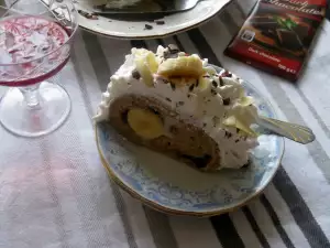 Rolat sa orasima, bananama, pudingom i čokoladom