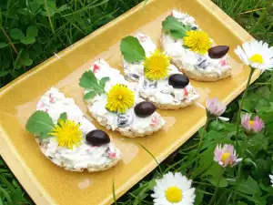 Kanape od pirinča sa rukolom, surimi štapićima i maslinama