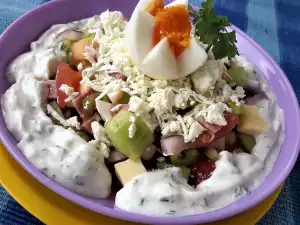 Ovčarska salata sa ceđenim kiselim mlekom