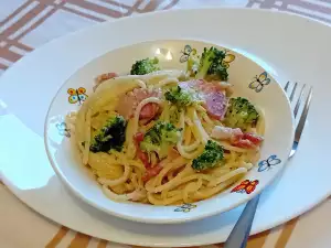 Pasta Karbonara sa slaninom i brokolijem