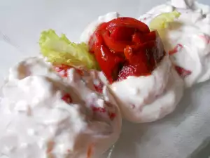 Salata od pečenih paprika, ceđenog mleka i sira