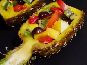 Voćna salata u ananasu sa jedinstvenim dresingom
