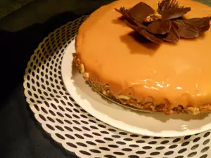 Praznična torta sa orasima i ogledalo glazurom od karamela