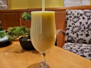 Smoothie sa bananom, breskvom i cimetom