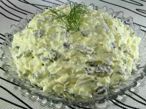 Praznična salata sa jajima, sirom i krastavčićima